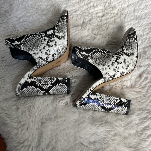 ✨ALDO BLACK AND WHITE CLOSED TOE BOOTIES✨ SIZE 7 - Picture 4 of 7